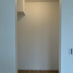 【1号棟】南側洋室にはウォークインクローゼットがあります。