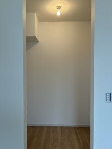 【1号棟】南側洋室にはウォークインクローゼットがあります。