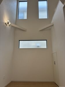 【1号棟】開放感のある吹き抜けがあり、おしゃれな空間です。