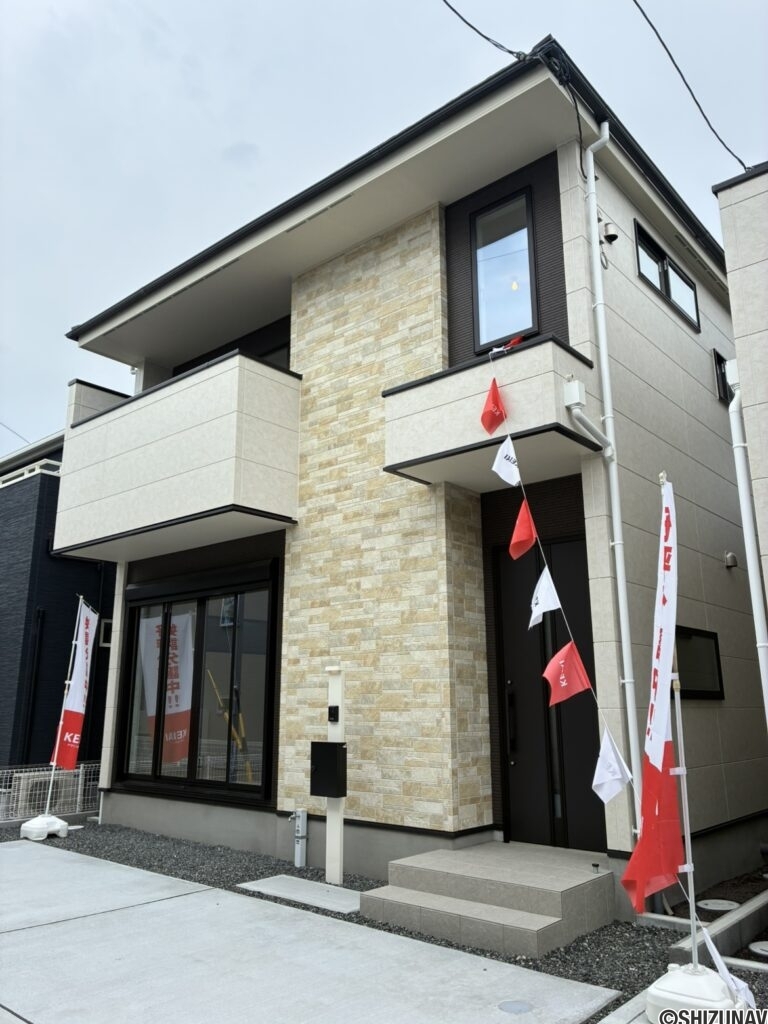 【1号棟】旗竿地の突き当りに位置した吹き抜けが特徴の1号棟です。
