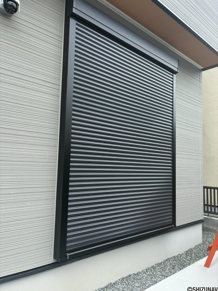 【シャッター】1階リビングの掃き出し窓にはシャッター完備です！