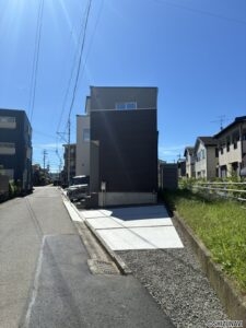 【外観】駐車場は小型(軽)＋大型の２台分！