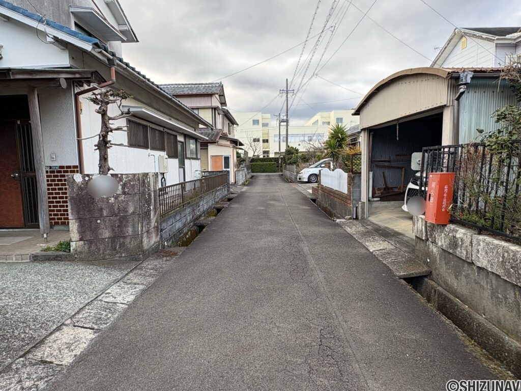 前面道路（東→西）