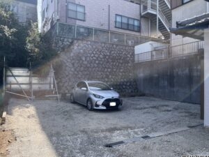 南側にスペースがあります。複数台車の駐車が可能です。