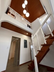 玄関の別角度です。吹き抜けになっているので開放感があります。