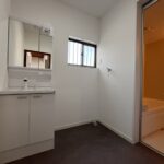 洗面所です。洗面台など一式交換しております。