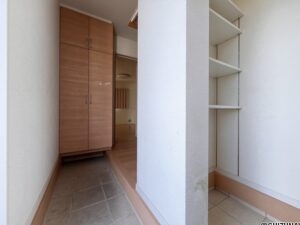 玄関です。シューズクロークもございます。