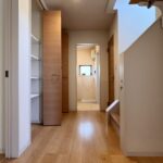 廊下です。収納棚もございます。