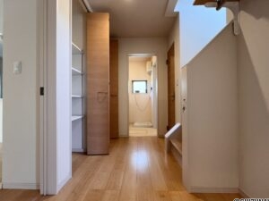 廊下です。収納棚もございます。