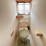 トイレにも窓があり、明るい室内。