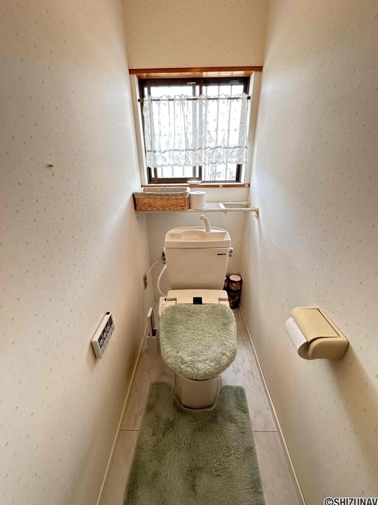 トイレにも窓があり、明るい室内。
