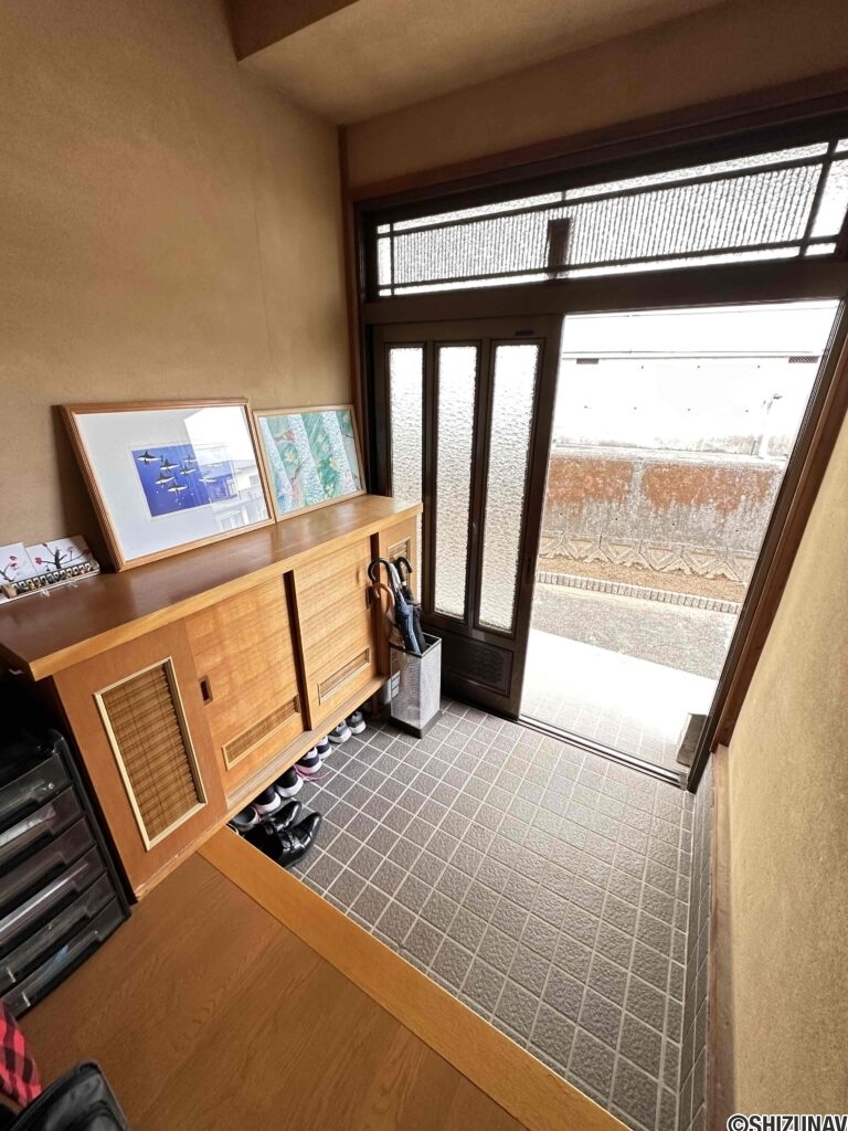 玄関は広々とした空間です。