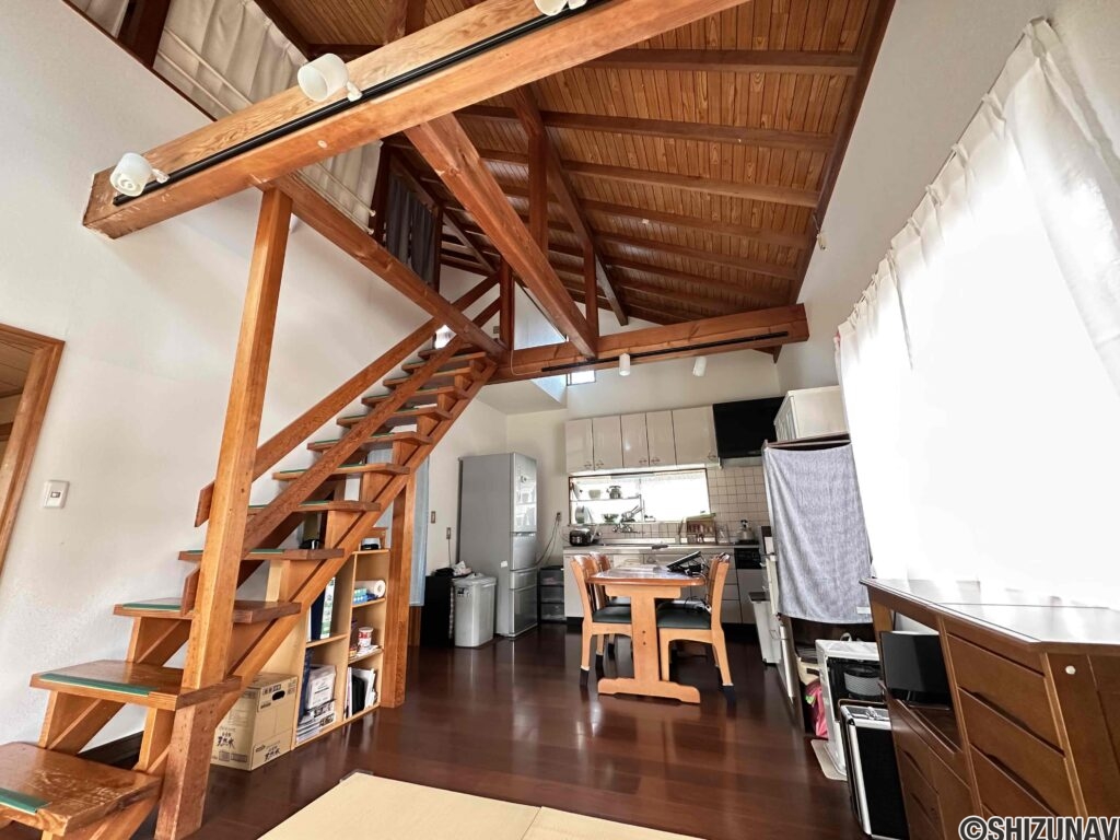 リビングは日当たりの良い寛ぎの空間。