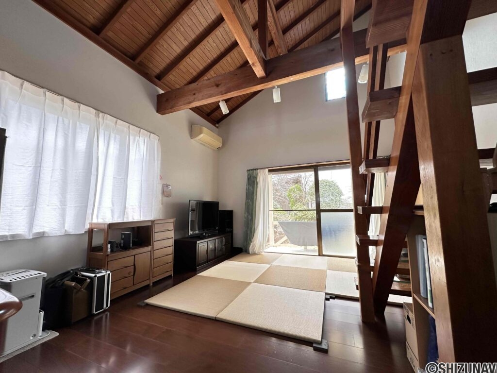 リビングは日当たりの良い寛ぎの空間。