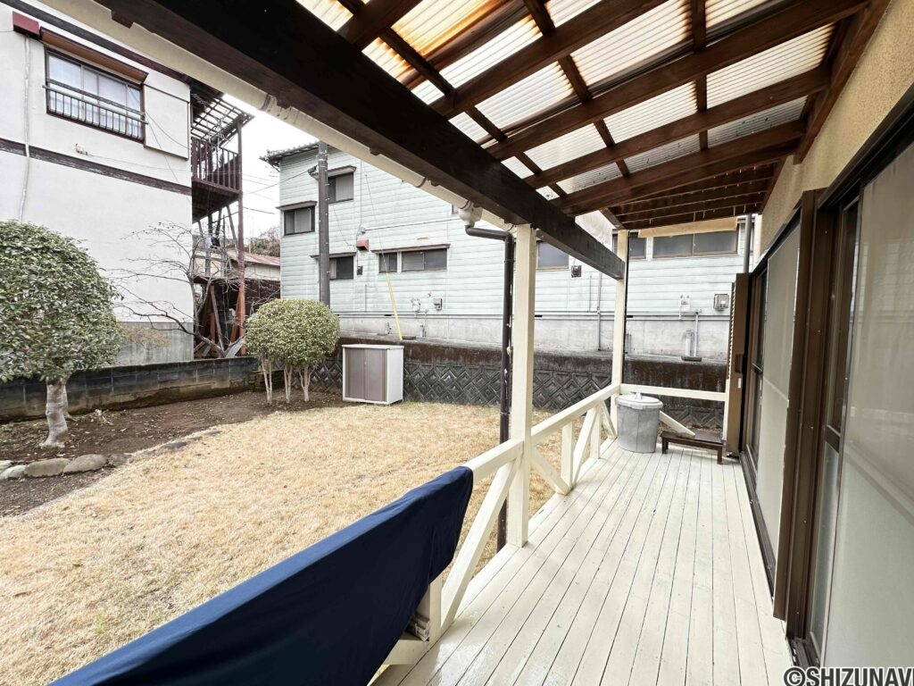 日当たりの良いウッドデッキでのんびり寛いでみてはいかがですか。