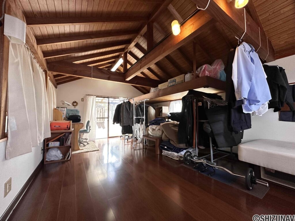 2階の洋室は広々約14帖。