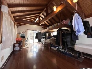 2階の洋室は広々約14帖。