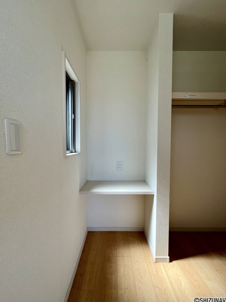 2階洋室収納スペースです。WICもございます。