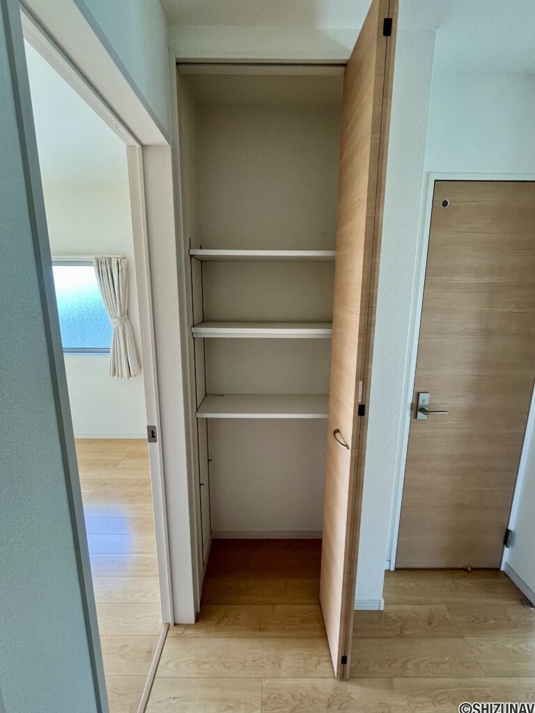 2階廊下にも収納がございます。