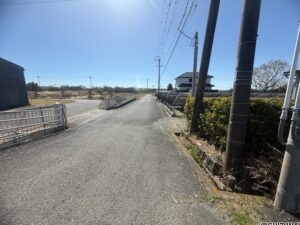 東側前面道路です。