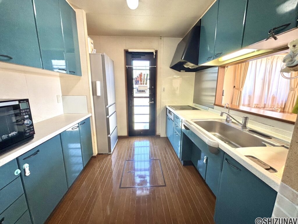 キッチンのお写真です。カップボードとキッチンの間が広いので、圧迫感がなく掃除もしやすいのがポイントです。