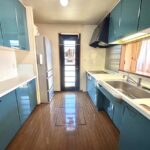 キッチンのお写真です。カップボードとキッチンの間が広いので、圧迫感がなく掃除もしやすいのがポイントです。