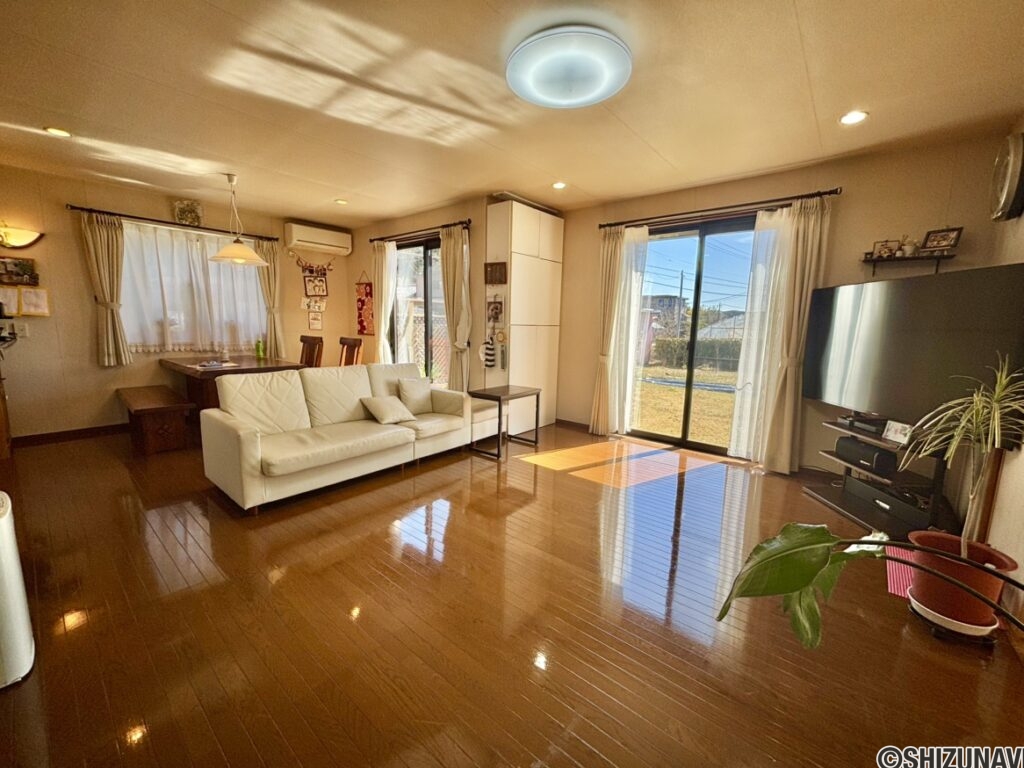 リビングのお写真です。20帖以上あるので、とても開放的なリビングです。