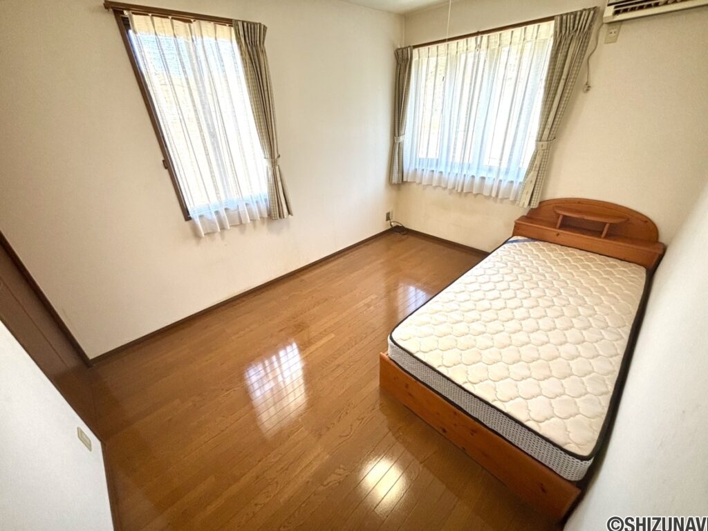 洋室1のお写真です。約6帖ほどの広さで子供部屋にピッタリのお部屋です。