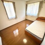 洋室1のお写真です。約6帖ほどの広さで子供部屋にピッタリのお部屋です。