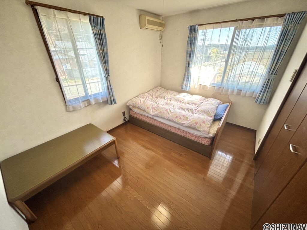 洋室2のお写真です。約6帖ほどの広さです。