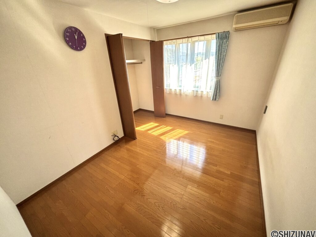 洋室3のお写真です。約6帖ほどのお部屋で6帖の洋室は3部屋ございます。
