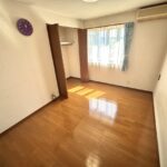 洋室3のお写真です。約6帖ほどのお部屋で6帖の洋室は3部屋ございます。