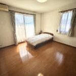 洋室4のお写真です。約8帖ほどの広さがあるので、寝室としての利用がお勧めです。