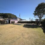 お庭のお写真です。ガーデニング・ドッグラン・駐車場等、様々な利用用途がございます。（木は切る予定です。）