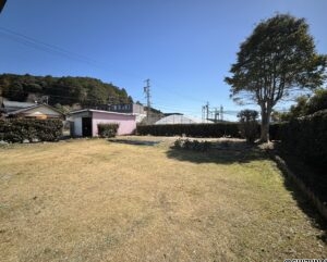 お庭のお写真です。ガーデニング・ドッグラン・駐車場等、様々な利用用途がございます。（木は切る予定です。）