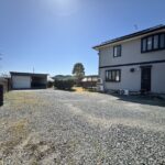 お庭のお写真です。砂利の部分は、駐車場としての利用がお勧めです。