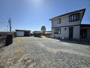 お庭のお写真です。砂利の部分は、駐車場としての利用がお勧めです。