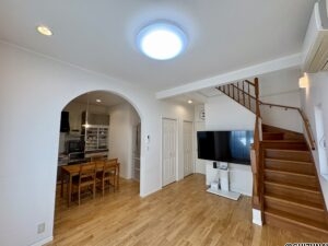 リビングです。あたたかみのある明るい室内です。