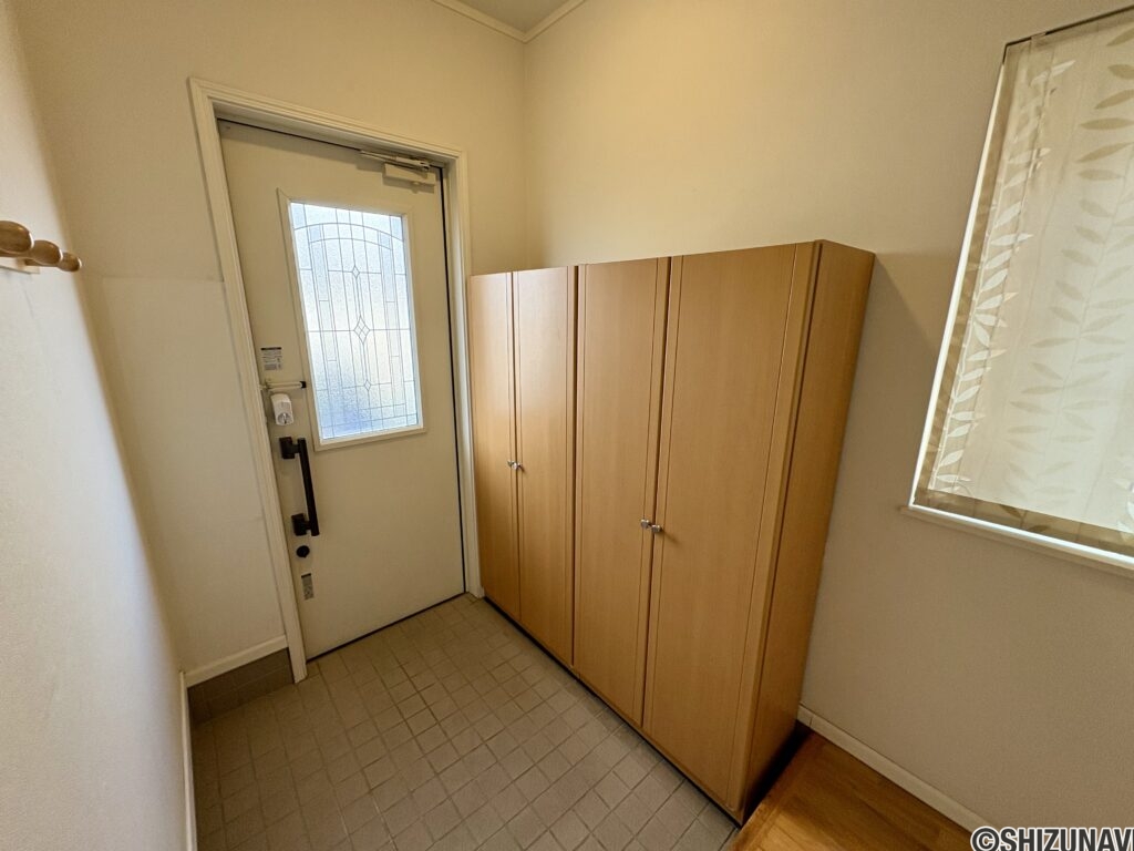 玄関です。備え付けの下足箱がございます。