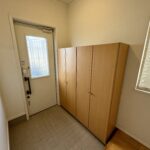 玄関です。備え付けの下足箱がございます。