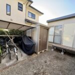 建物裏手です。自転車置き場、物置、ミニハウスがございます。