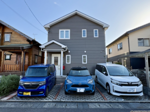 駐車場は3台駐車可能です。