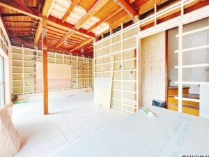【リフォーム中/約13.5帖LDK（6/14撮影）】現在は和室の続き間ですが、床はフローリング、壁と天井はクロスで仕上げ、LDKに変更する予定です。南東の掃き出し窓からたっぷり日が差し込みます。