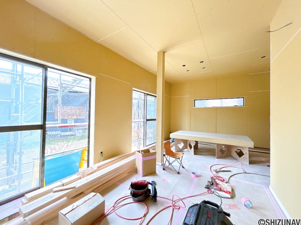 【リフォーム中/約13.5帖LDK（7/9撮影）】現在は和室の続き間ですが、床はフローリング、壁と天井はクロスで仕上げ、LDKに変更する予定です。南東の掃き出し窓からたっぷり日が差し込みます。
