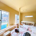 【リフォーム中/約13.5帖LDK（7/9撮影）】現在は和室の続き間ですが、床はフローリング、壁と天井はクロスで仕上げ、LDKに変更する予定です。南東の掃き出し窓からたっぷり日が差し込みます。