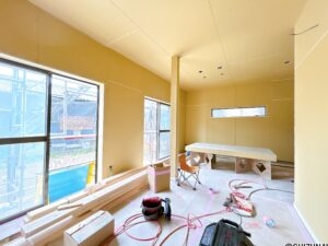 【リフォーム中/約13.5帖LDK（7/9撮影）】現在は和室の続き間ですが、床はフローリング、壁と天井はクロスで仕上げ、LDKに変更する予定です。南東の掃き出し窓からたっぷり日が差し込みます。