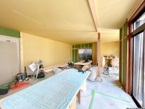 【リフォーム中／LDK】（8/2撮影）１階の続き間になっている和室はLDKに改装予定です。フローリング張りに変更、クロス貼替え、建具交換、照明設置を行います。