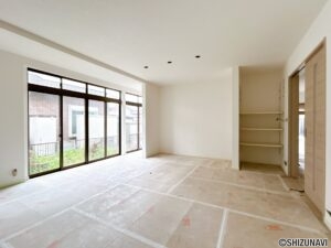 【リフォーム中／LDK】（9/6撮影）１階の続き間になっている和室はLDKに改装予定です。フローリング張りに変更、クロス貼替え、建具交換、照明設置を行います。