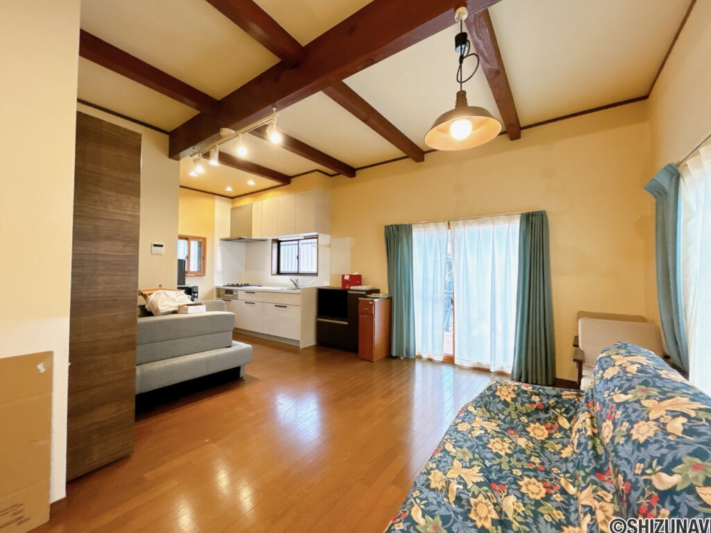 【LDK】残置物処分、クリーニングとクロス貼替えを行います。