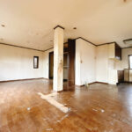 【リフォーム中/LDK】フローリング上張り、クロス張替、照明交換を行います。ご家族皆様でゆったりと過ごせる約19.5帖の広々としたLDKです。